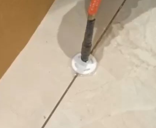 沁源瓷砖空鼓维修公司专业解答瓷砖在铺贴过程中，如果没有涂抹均匀到位的粘结材料（如水泥砂浆或瓷砖胶），可能会导致以下问题