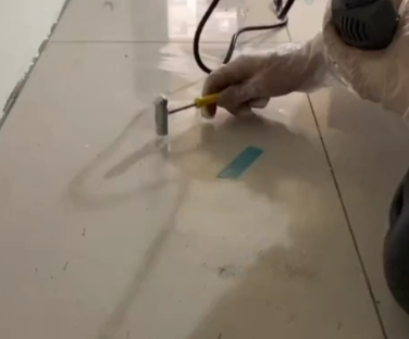 沁源瓷砖开裂维修公司专业分享瓷砖在铺贴前如果没有沥干水分，将会导致以下问题